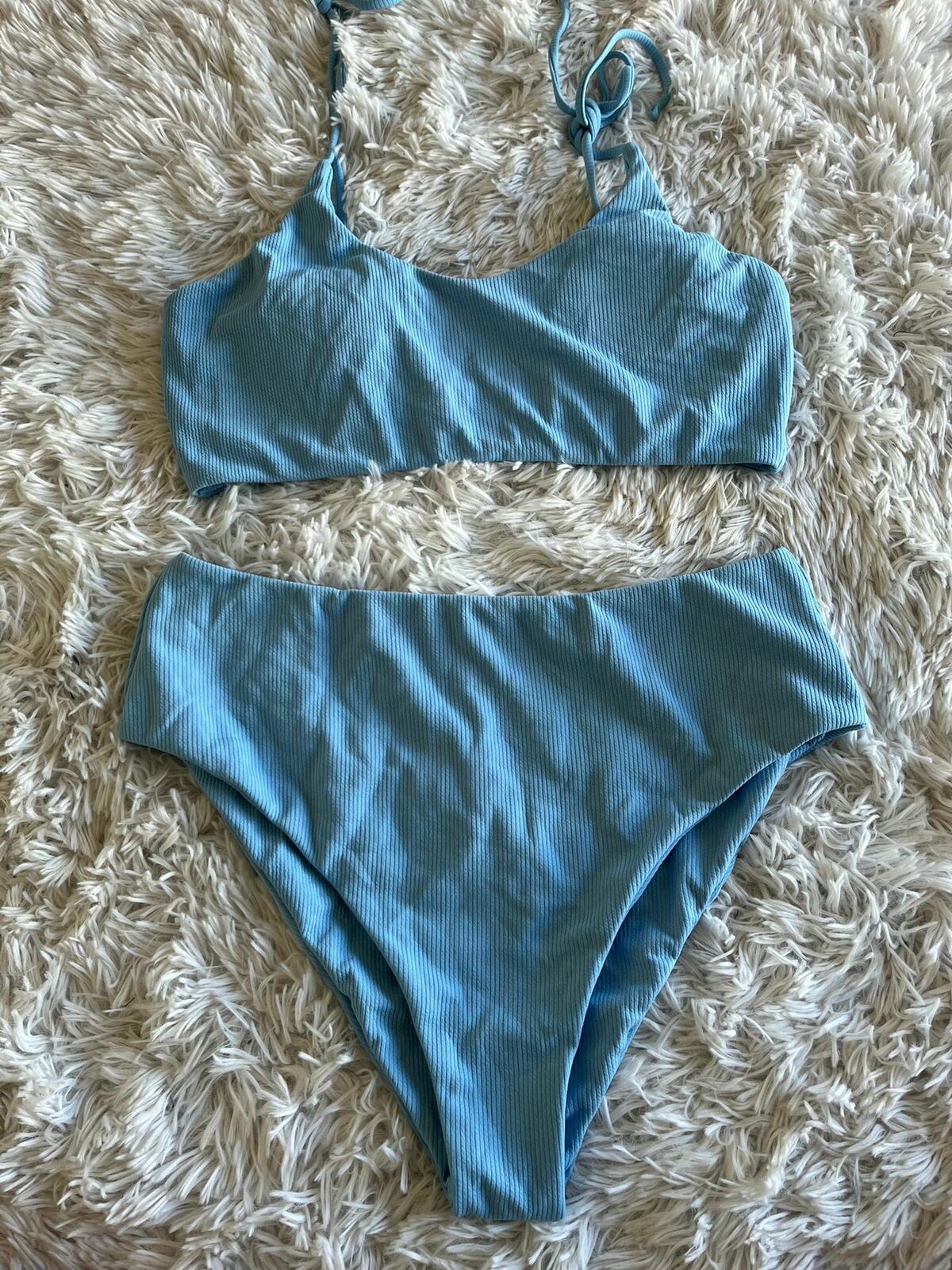 Bikini celeste tiro alto
