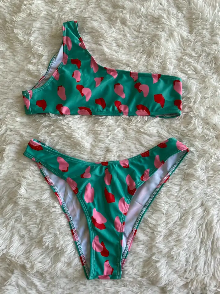 Bikini malla verde manchas rosas y rojas