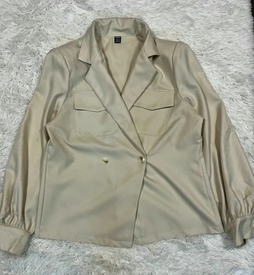 Blazer beige dos botones dorados