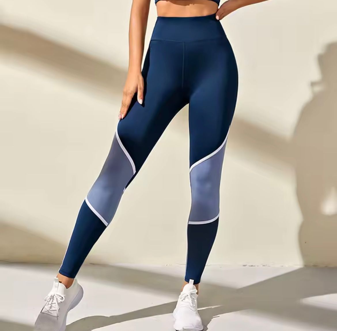 Calza deportiva azul detalles en celeste