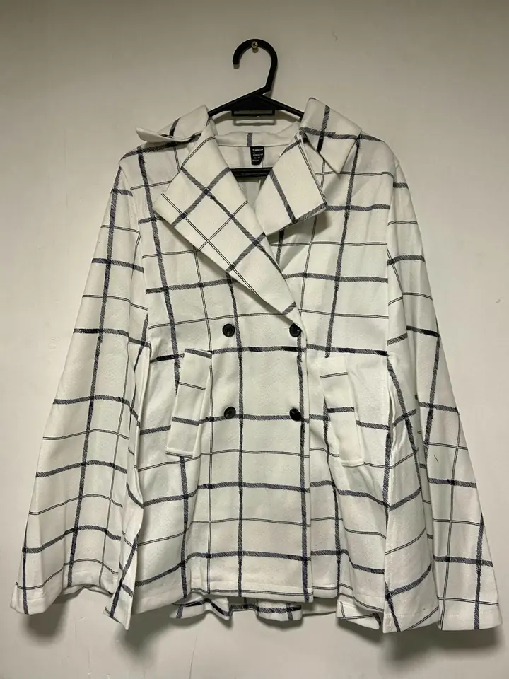 Poncho blanco cuadros negros