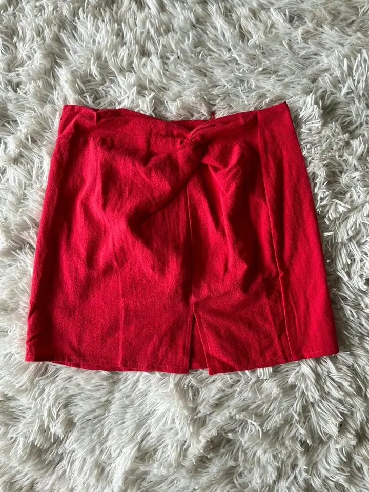 Falda corta roja