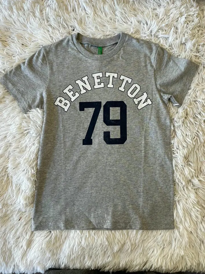 Remera gris 79 benetton