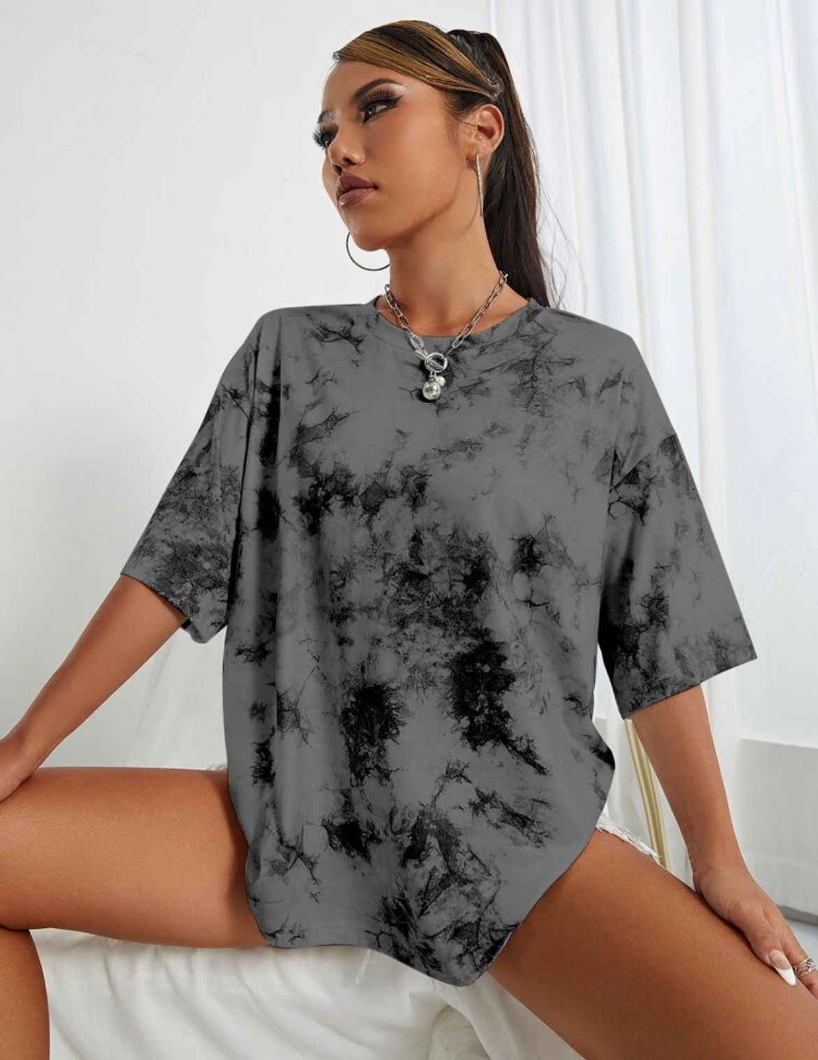 Remera tie dye gris negro