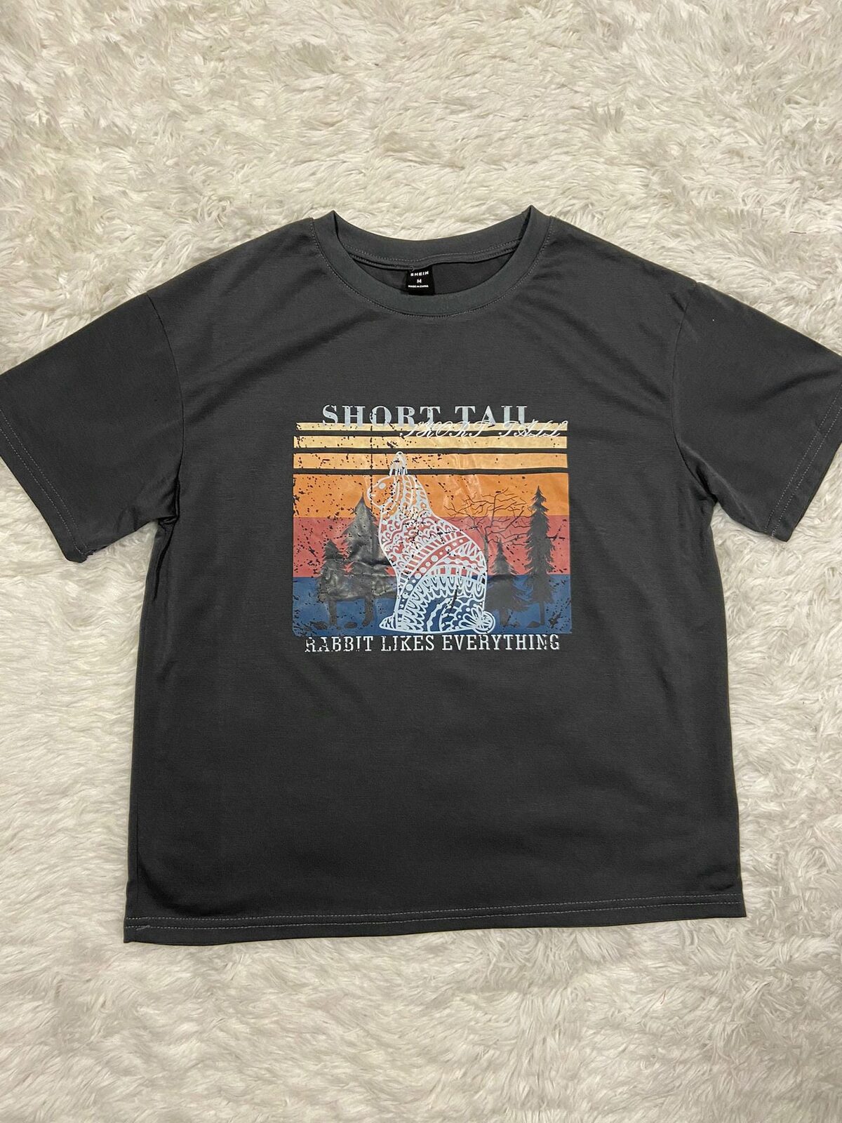 Remera gris oscuro diseño conejo