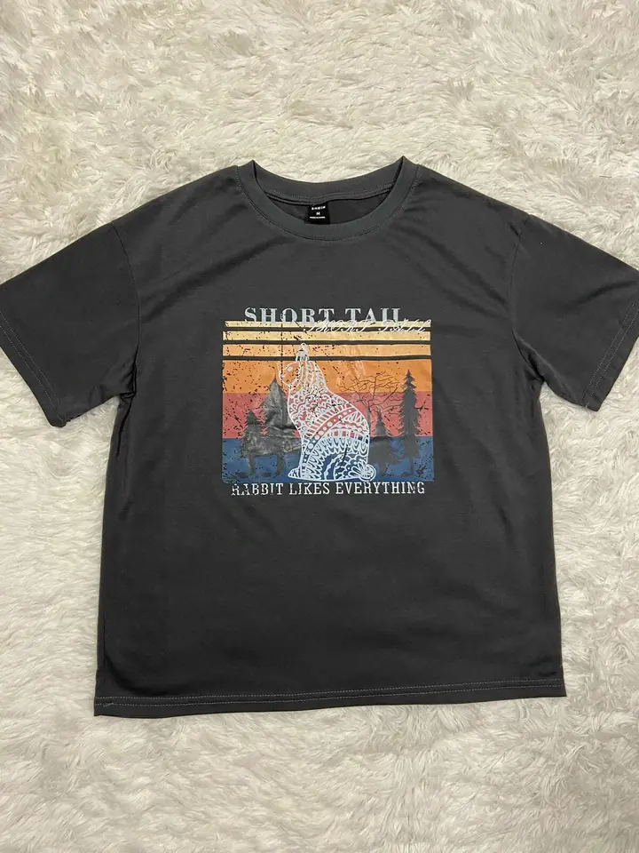 Remera gris oscuro diseño conejo