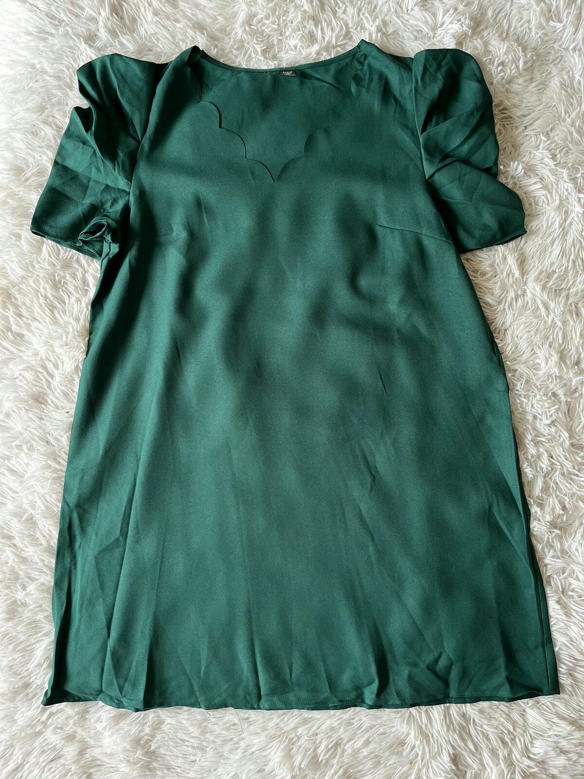 Vestido verde manga farol escote con ondas
