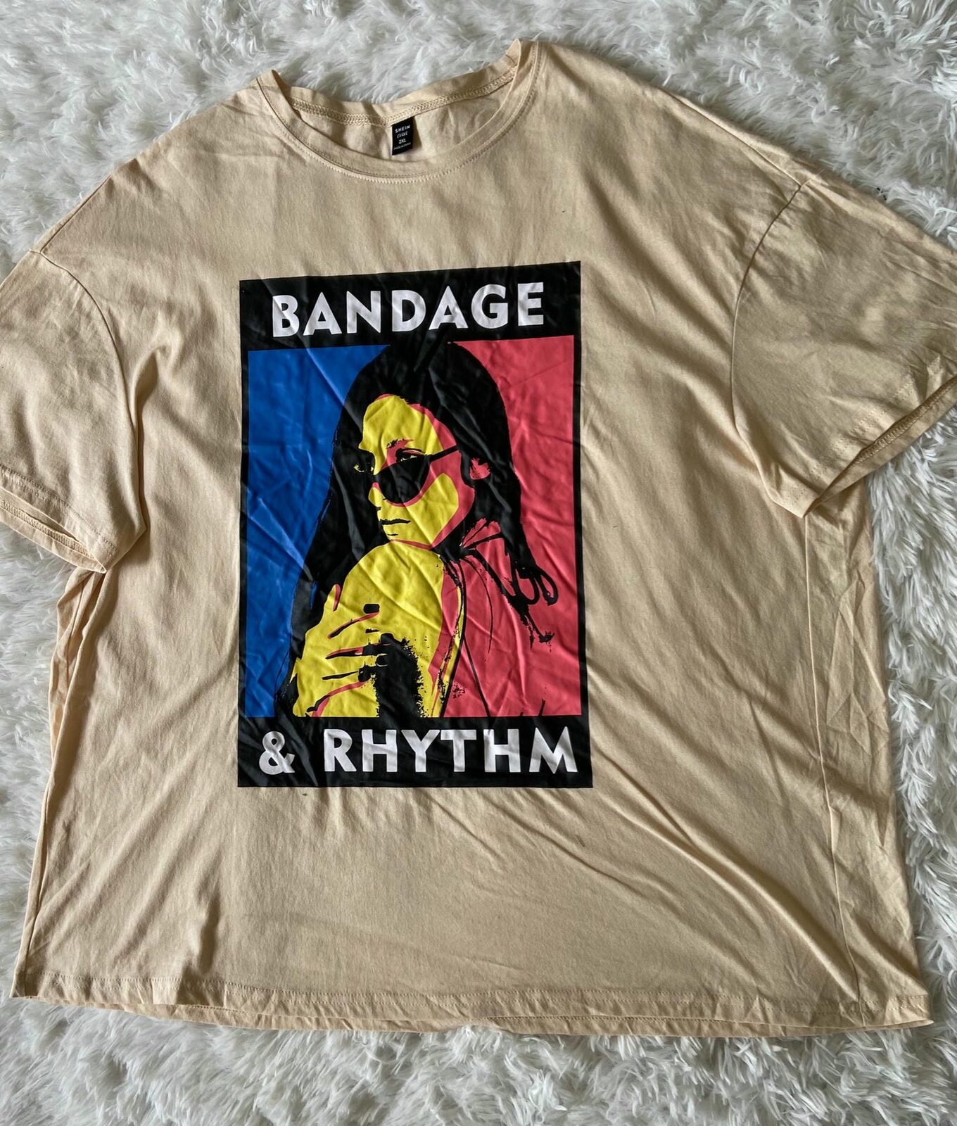 Remera beige diseño bandage azul y rojo