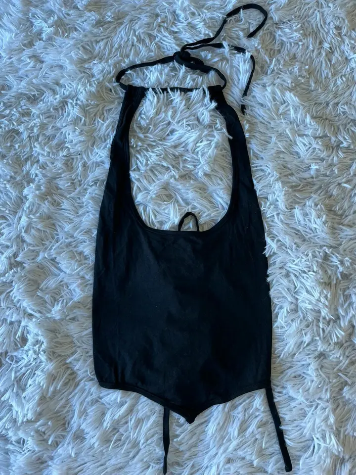 Top negro musculosa cruzado atado atras