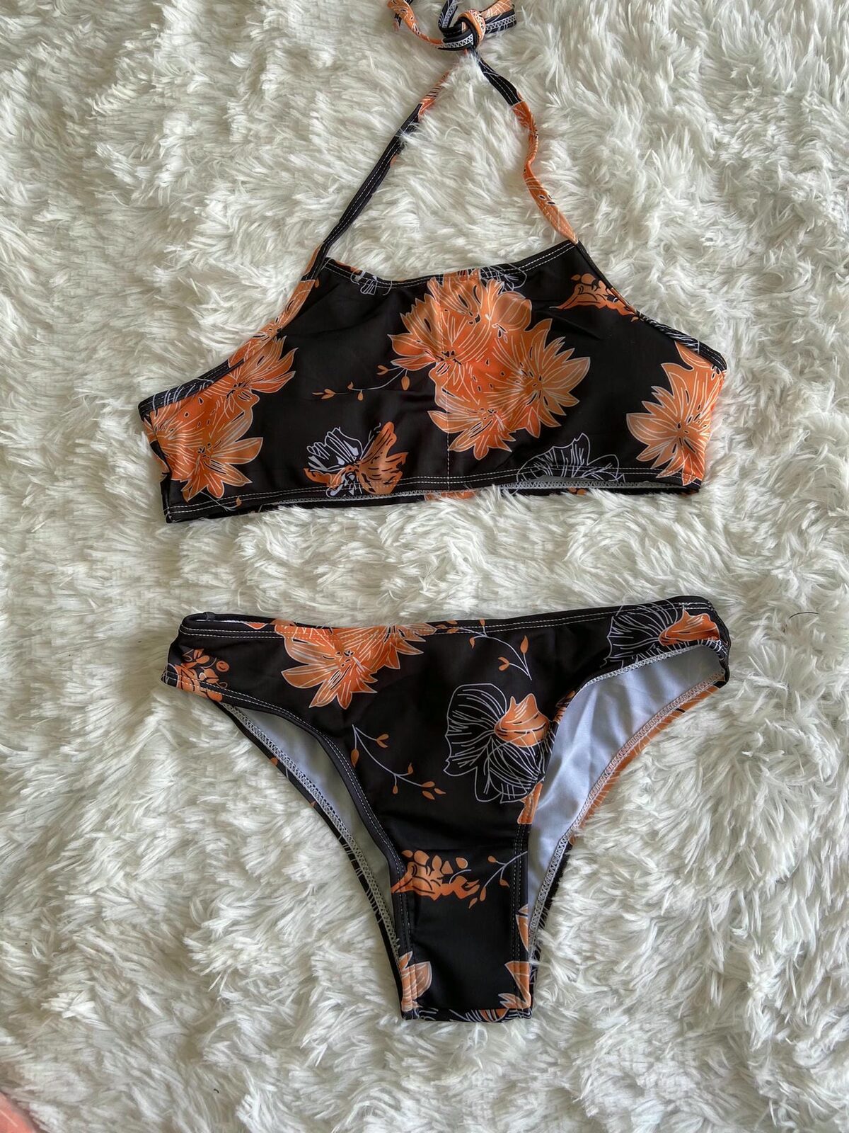 Bikini malla negra con top hojas anaranjadas