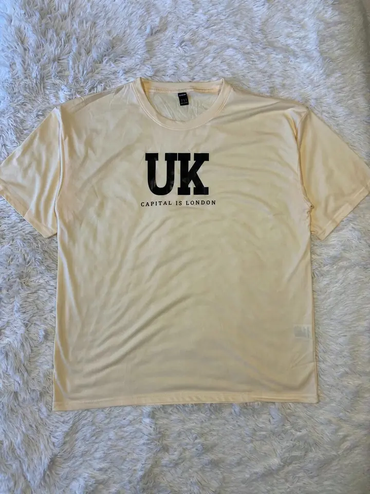 Remera beige estampado UK
