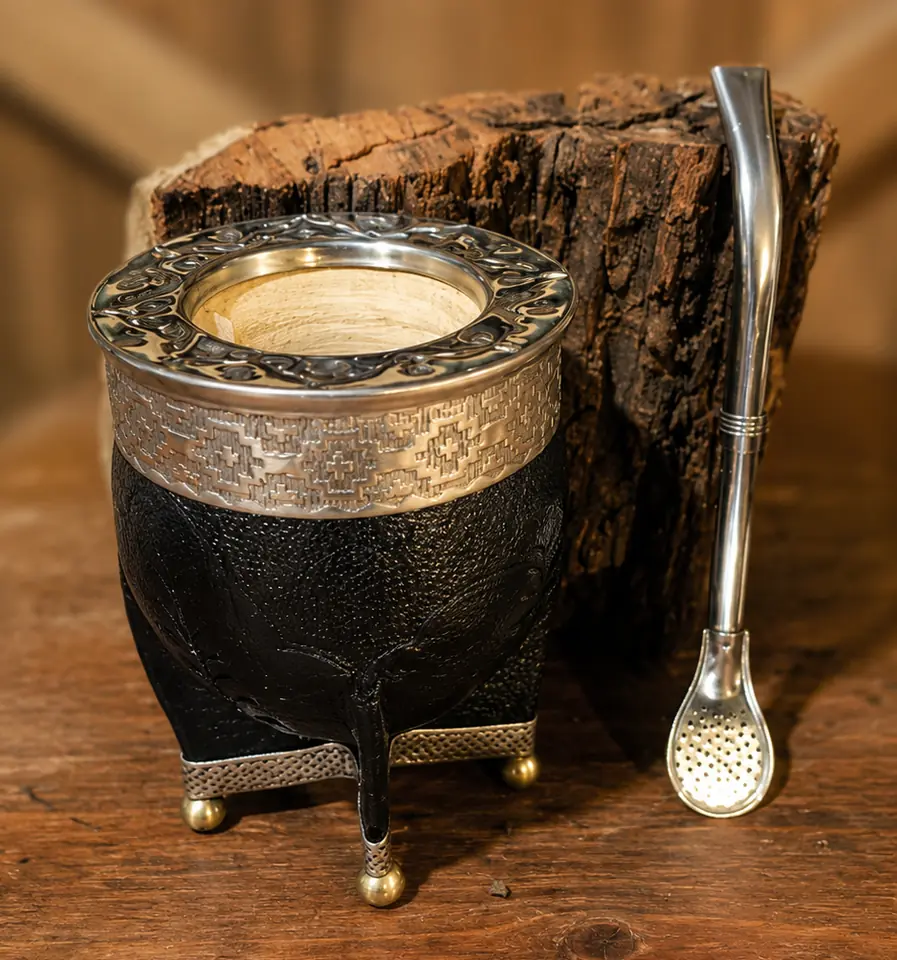 MATE DE CALBAZA FORRADO EN CUERO NEGRO REPUJADO CON VIROLA CINCELADA
