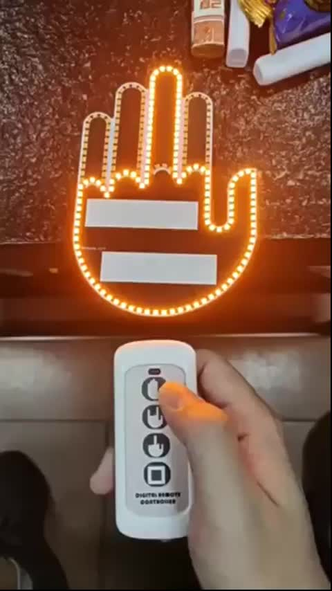 MANO GESTUAL PARA AUTO - CONTROL REMOTO - A PILAS - TIPO C