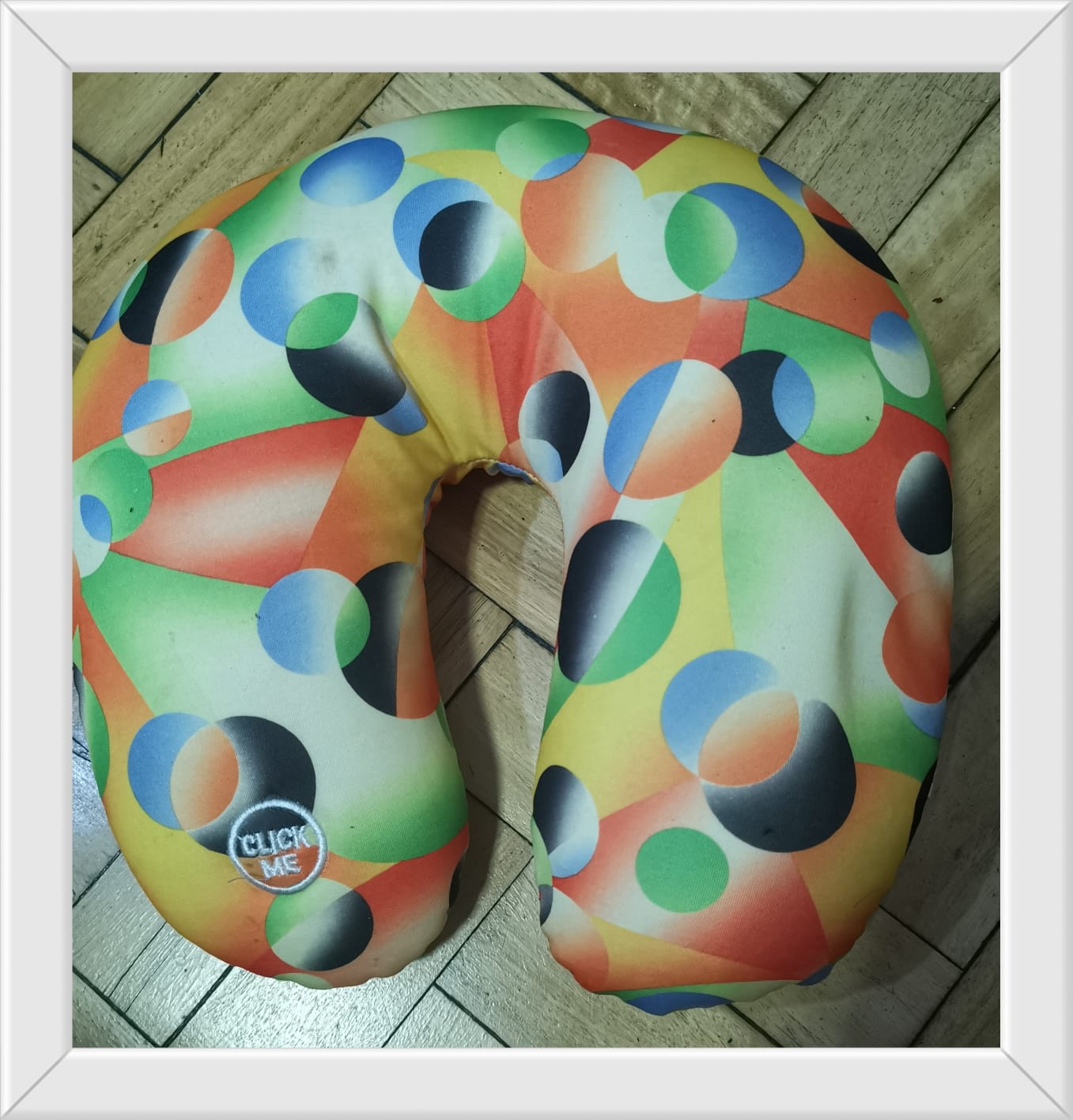 ALMOHADA DE VIAJE MICROPERLAS CON MASAJEADOR A PILA ESTAMPADA (U700)