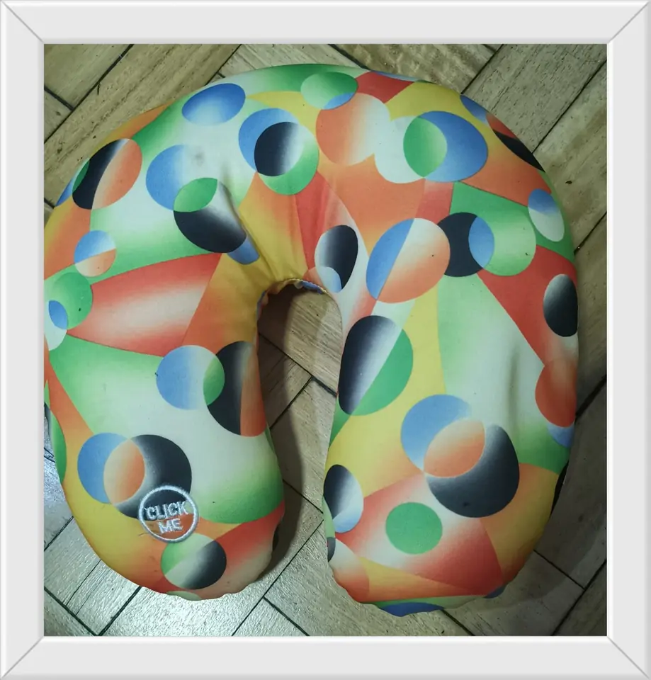 ALMOHADA DE VIAJE MICROPERLAS CON MASAJEADOR A PILA ESTAMPADA (U700)