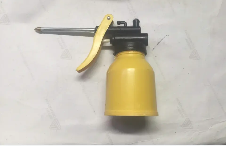 ACEITERA PLASTICA 250CC PICO RIGIDO (U150)