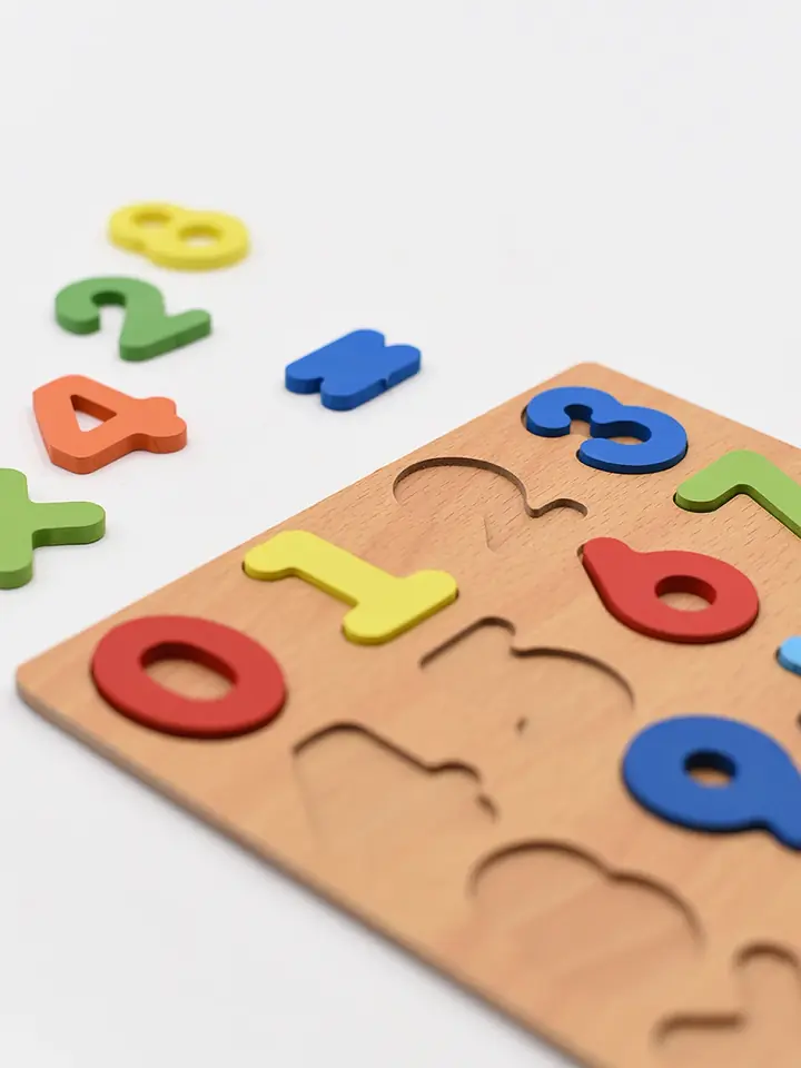 Juego de encastre de madera – Números y signos